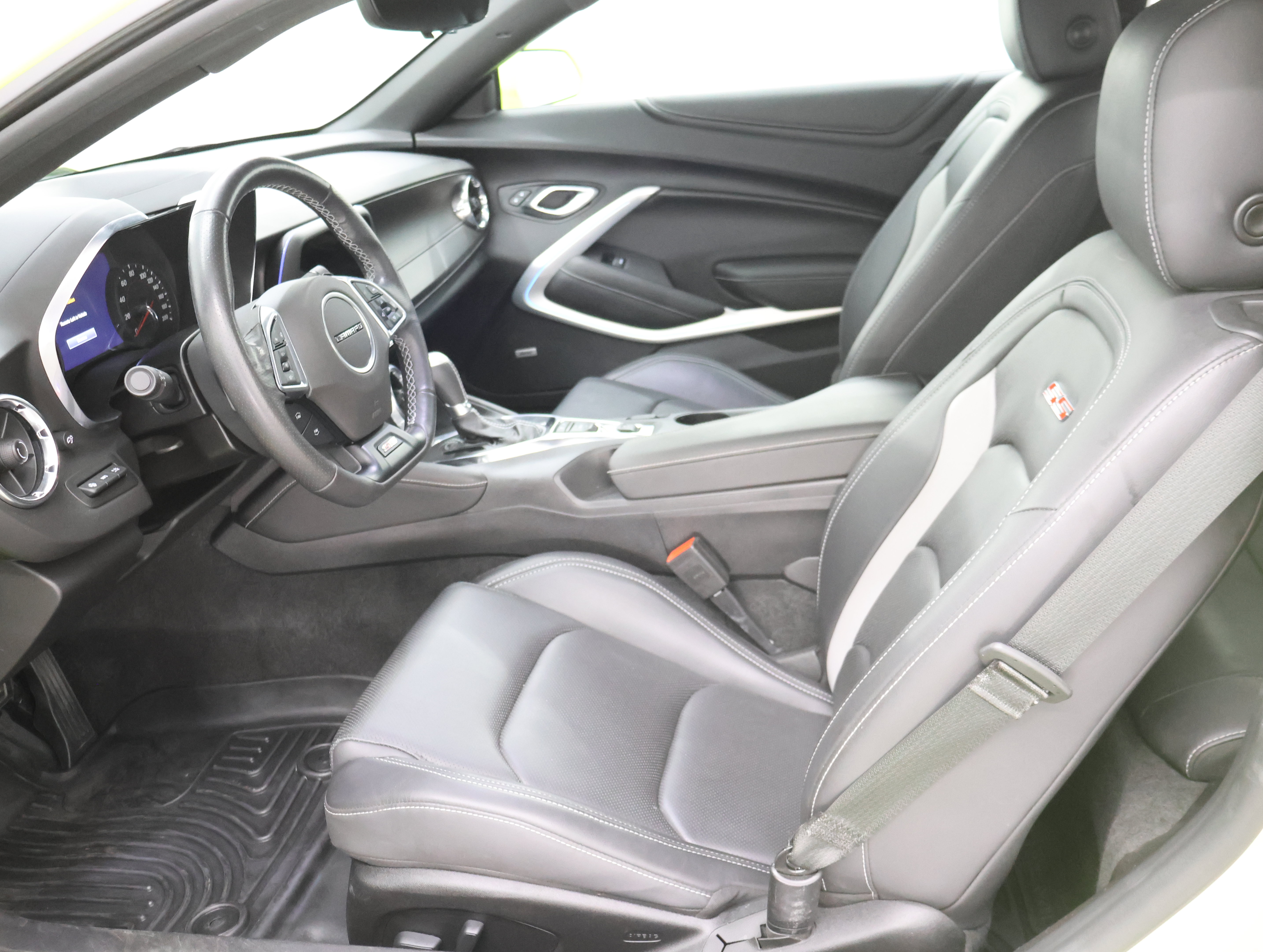Used 2020 Chevrolet Camaro SS RWD image 7