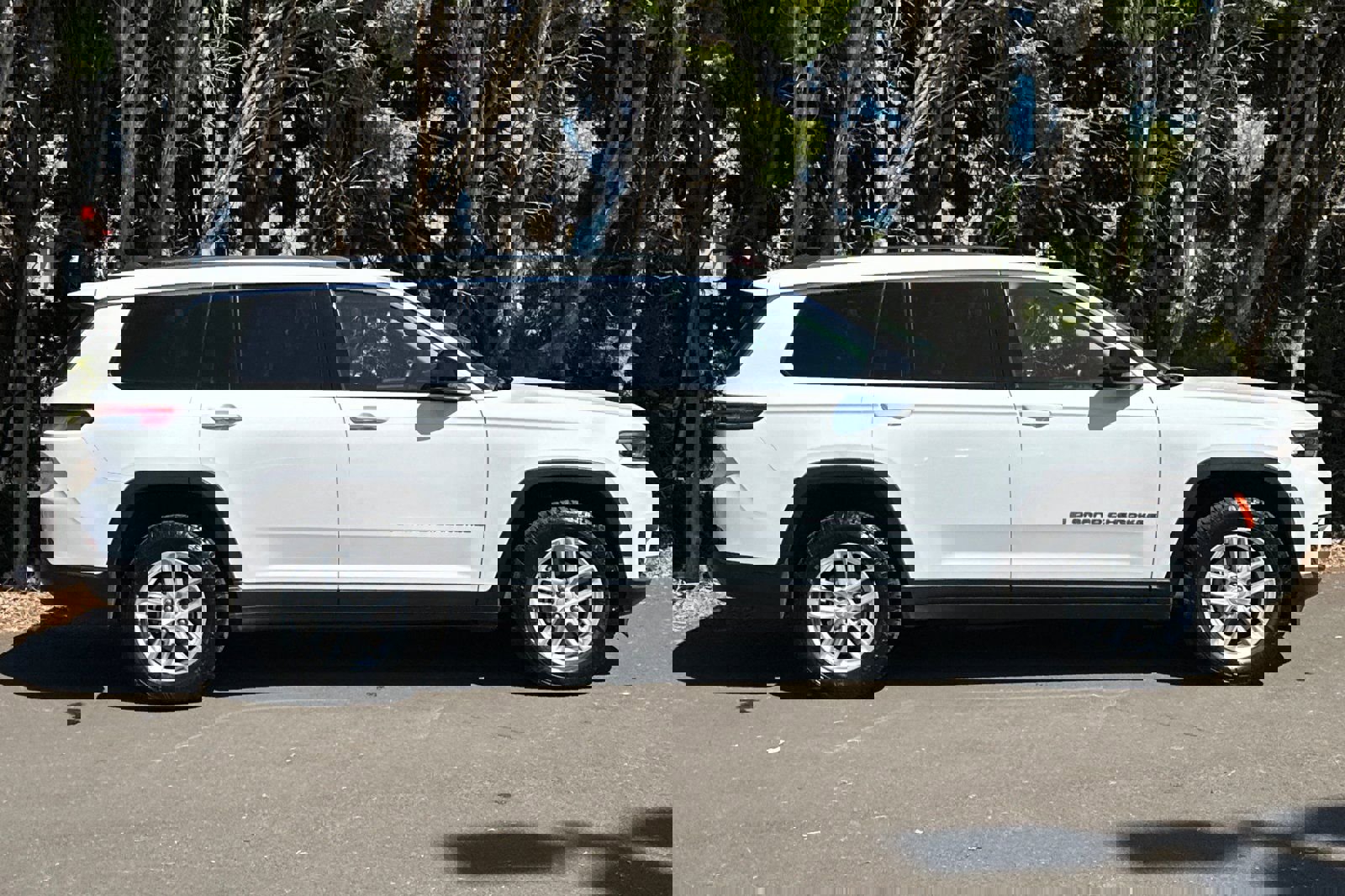 Used 2021 Jeep Grand Cherokee L Laredo w/ Luxury Tech Group I image 3