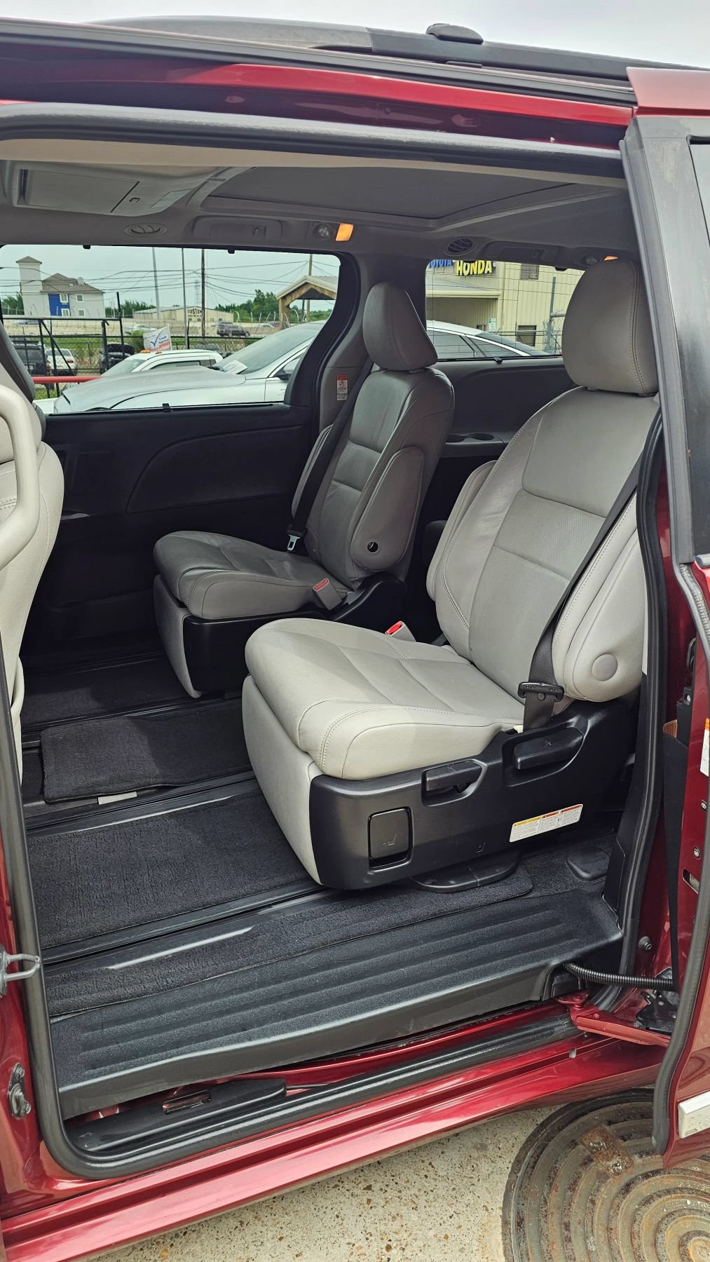 Used 2015 Toyota Sienna Limited Premium FWD image 11