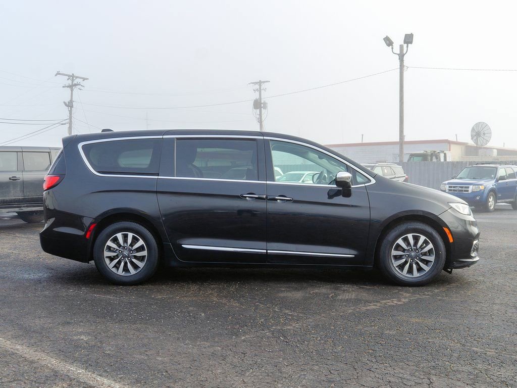 Used 2023 Chrysler Pacifica Limited image 3
