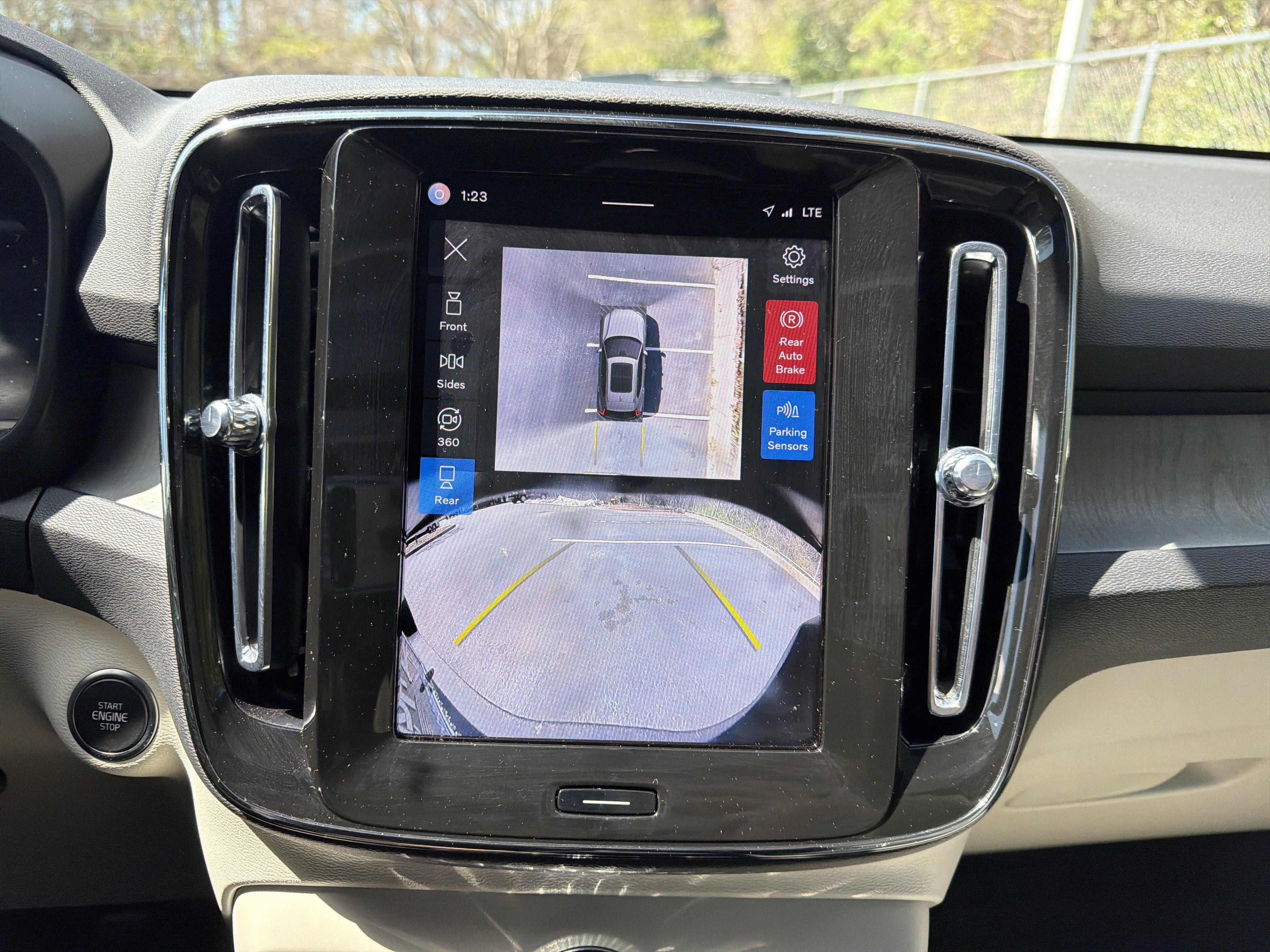 Certified 2025 Volvo XC40 B5 Ultra w/ Protection Package Premier image 25