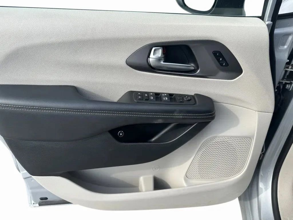 Used 2023 Chrysler Pacifica Touring-L image 11