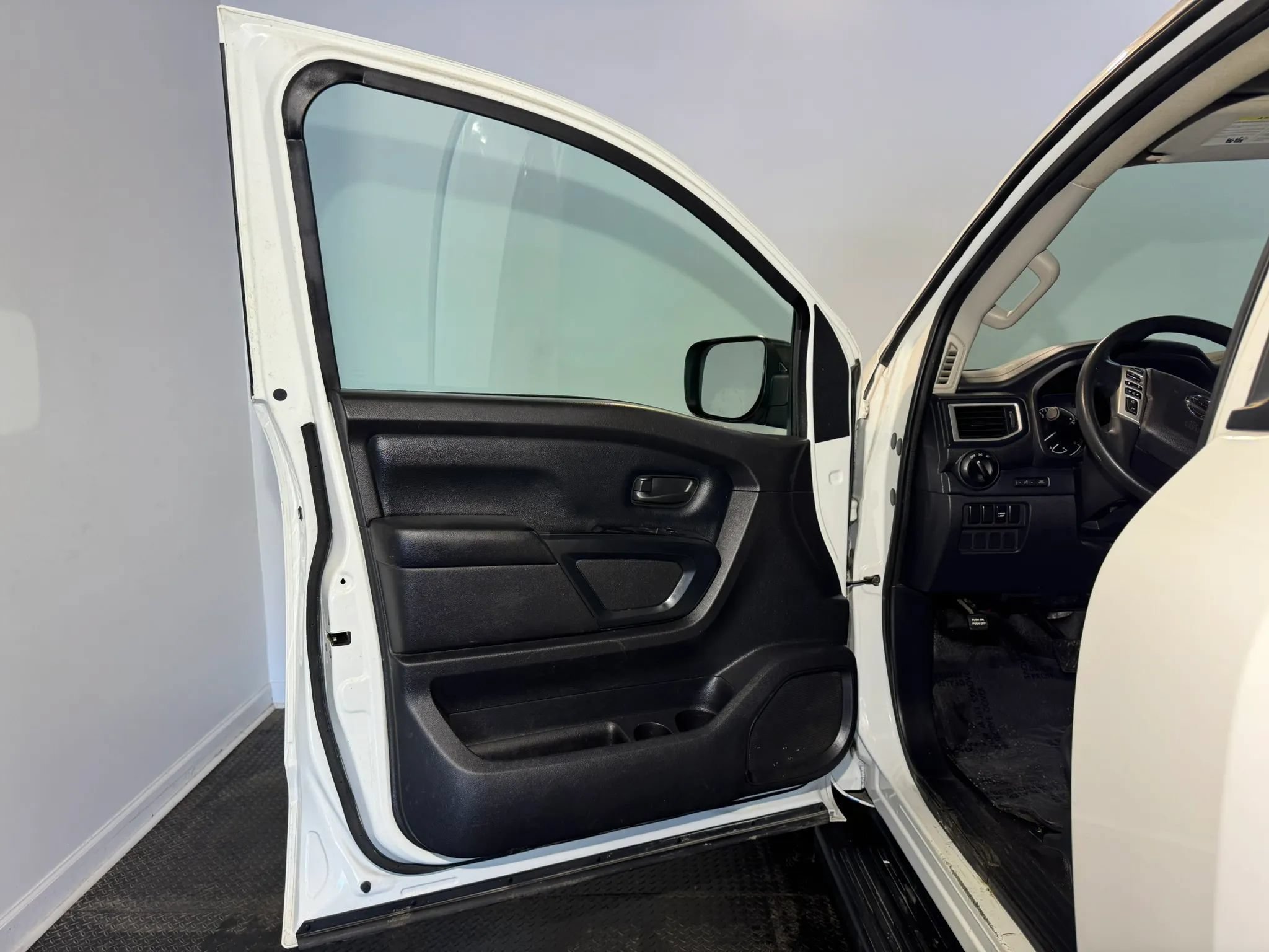 Used 2018 Nissan Titan S AWD/4WD image 7