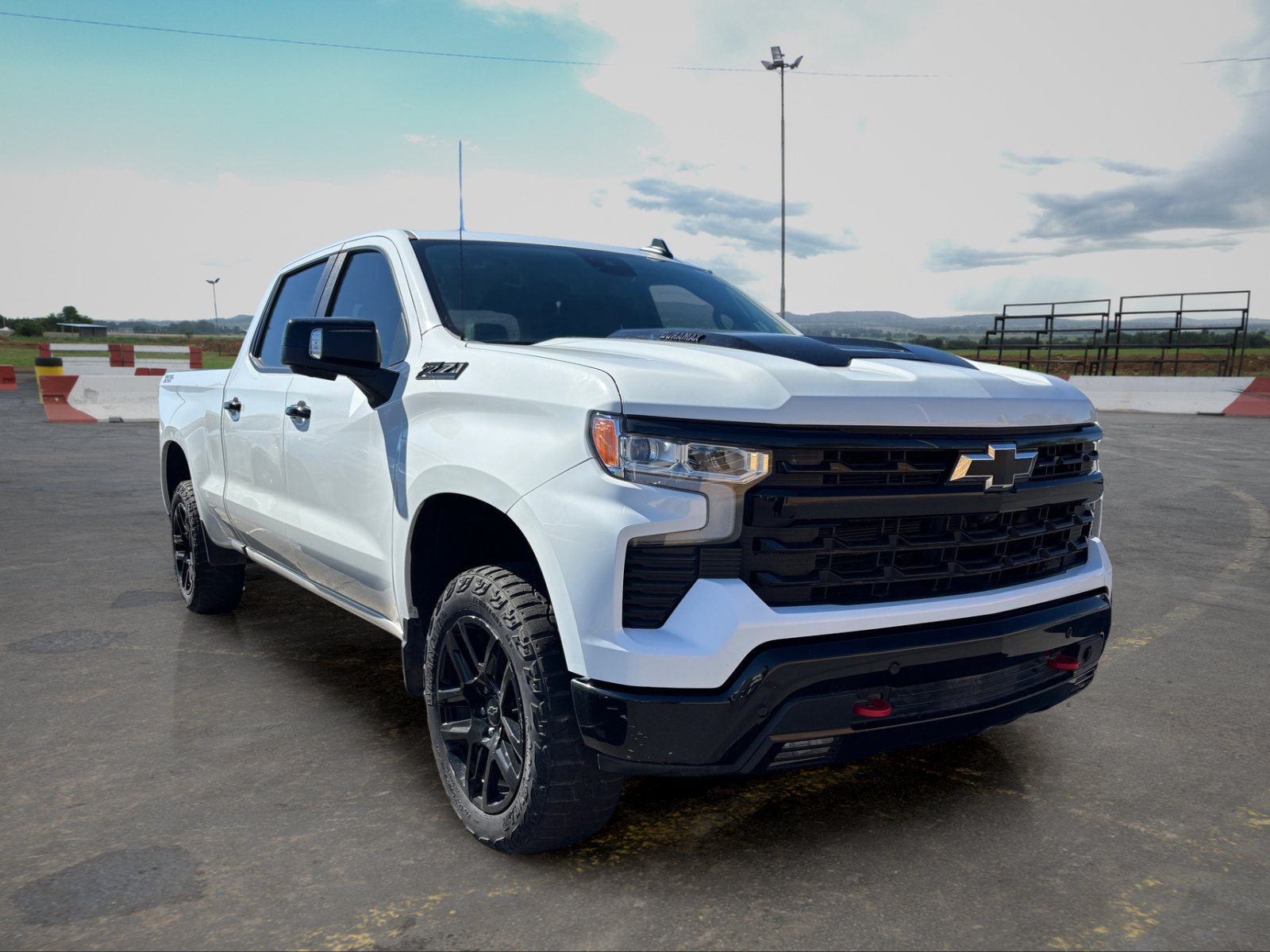 Used 2024 Chevrolet Silverado 1500 LT Trail Boss w/ LT Trail Boss Premium Package AWD/4WD image 2
