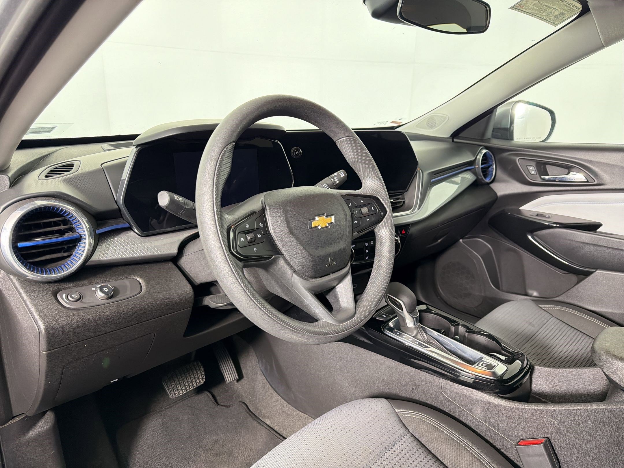 Used 2025 Chevrolet Trax LT FWD image 4