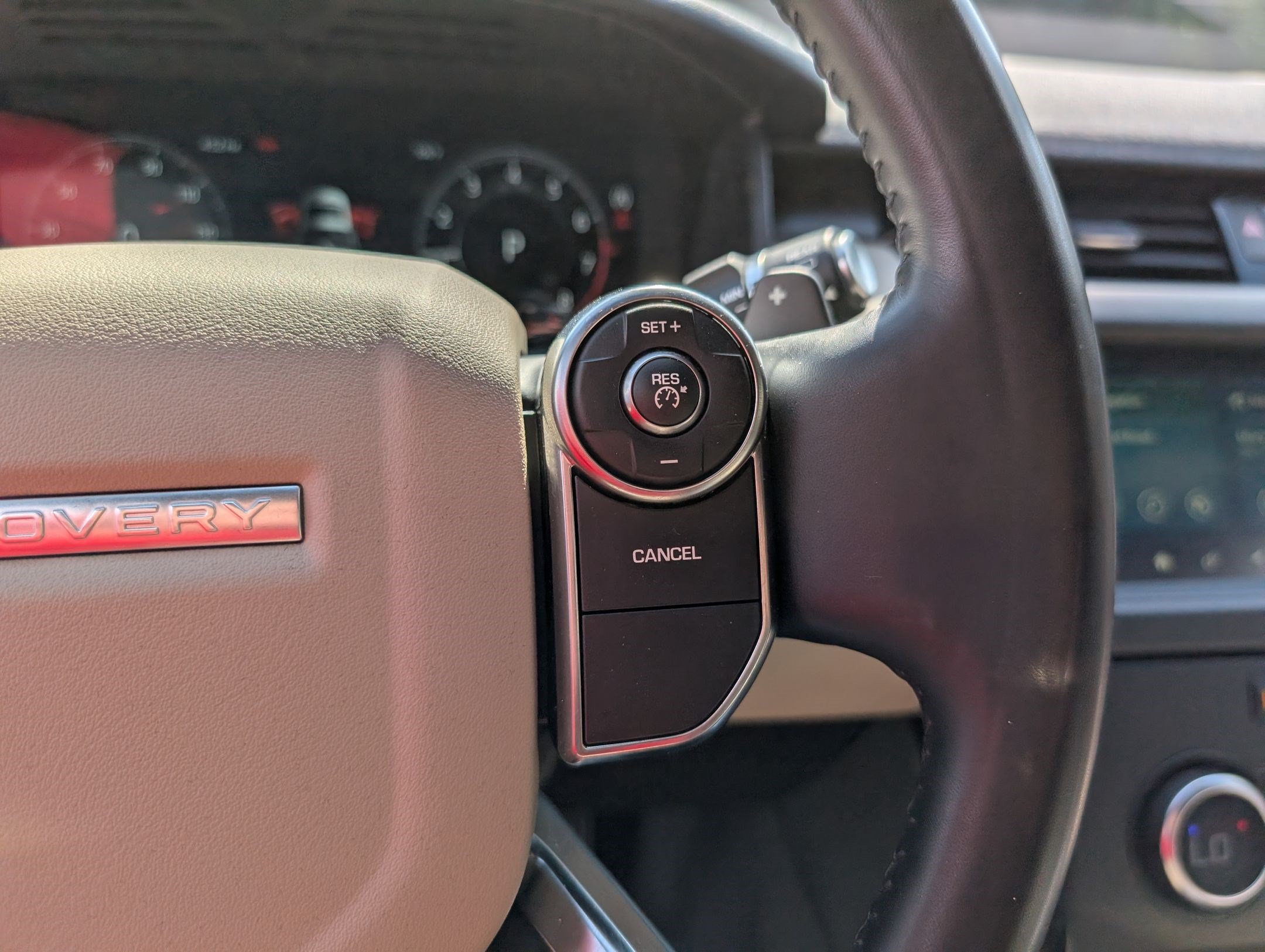 Used 2018 Land Rover Discovery SE AWD/4WD image 15