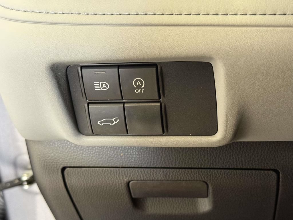 Used 2024 Toyota Highlander XLE AWD/4WD image 30