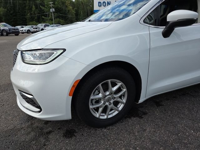 Used 2023 Chrysler Pacifica Touring-L FWD image 30