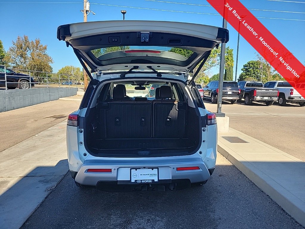 Used 2022 Nissan Pathfinder Platinum w/ Cargo Package image 13