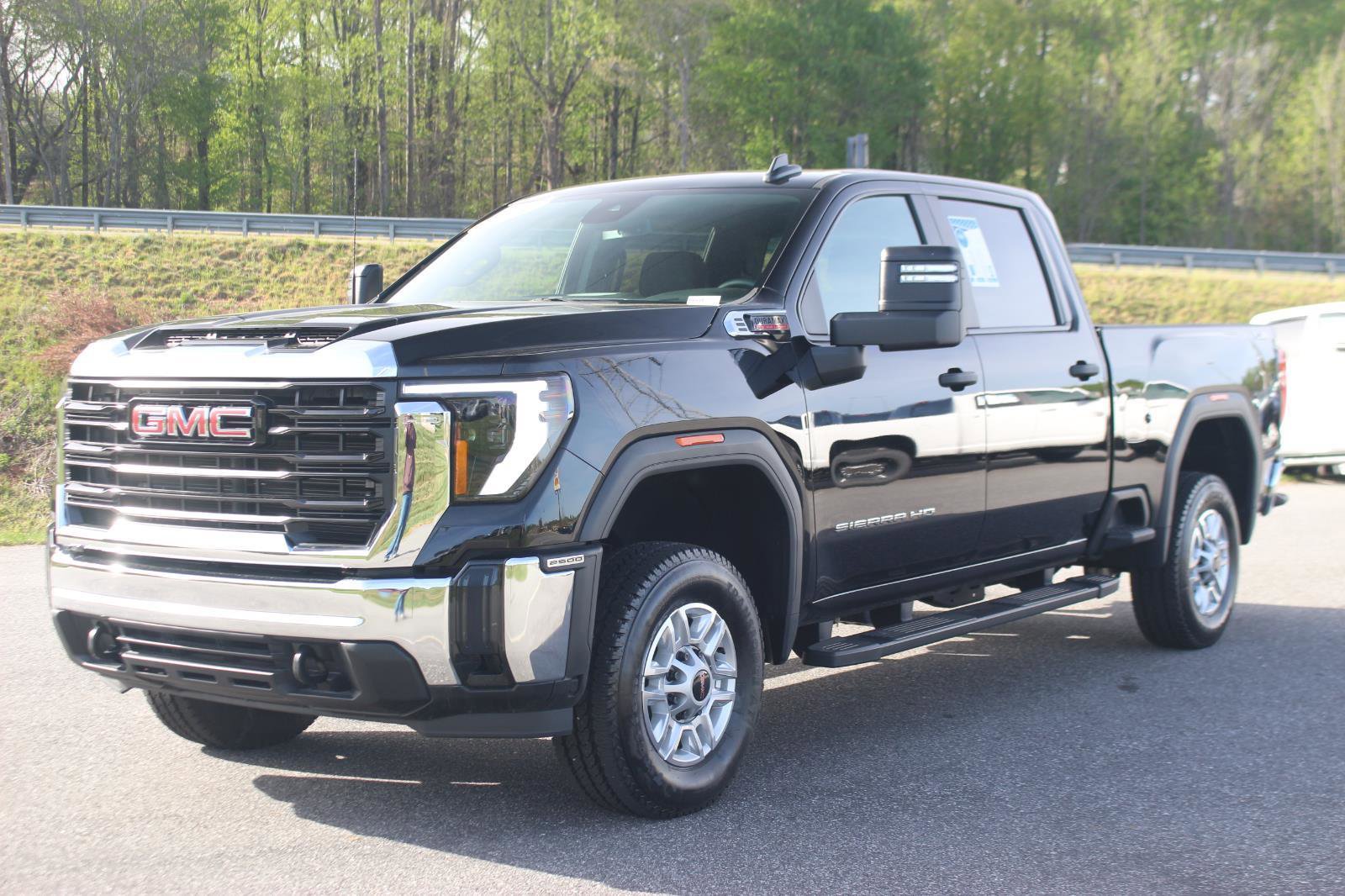 Used 2024 GMC Sierra 2500 Pro AWD/4WD image 3