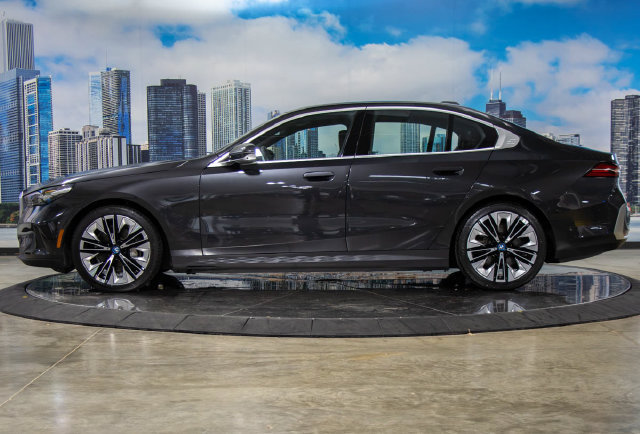 Used 2024 BMW i5 eDrive40i w/ Premium Package RWD image 4