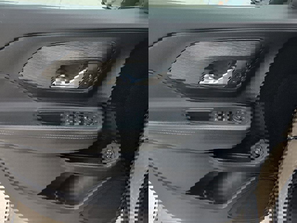 Used 2023 GMC Terrain SLE w/ Driver Convenience Package image 15