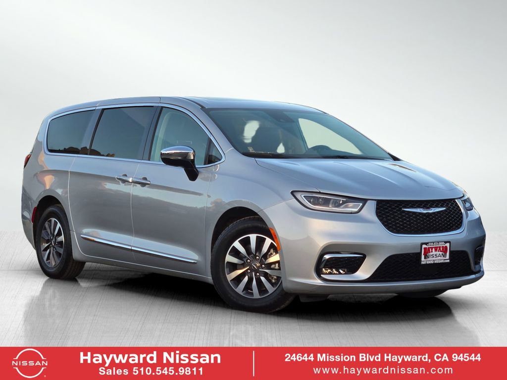 Used 2023 Chrysler Pacifica Limited image 1