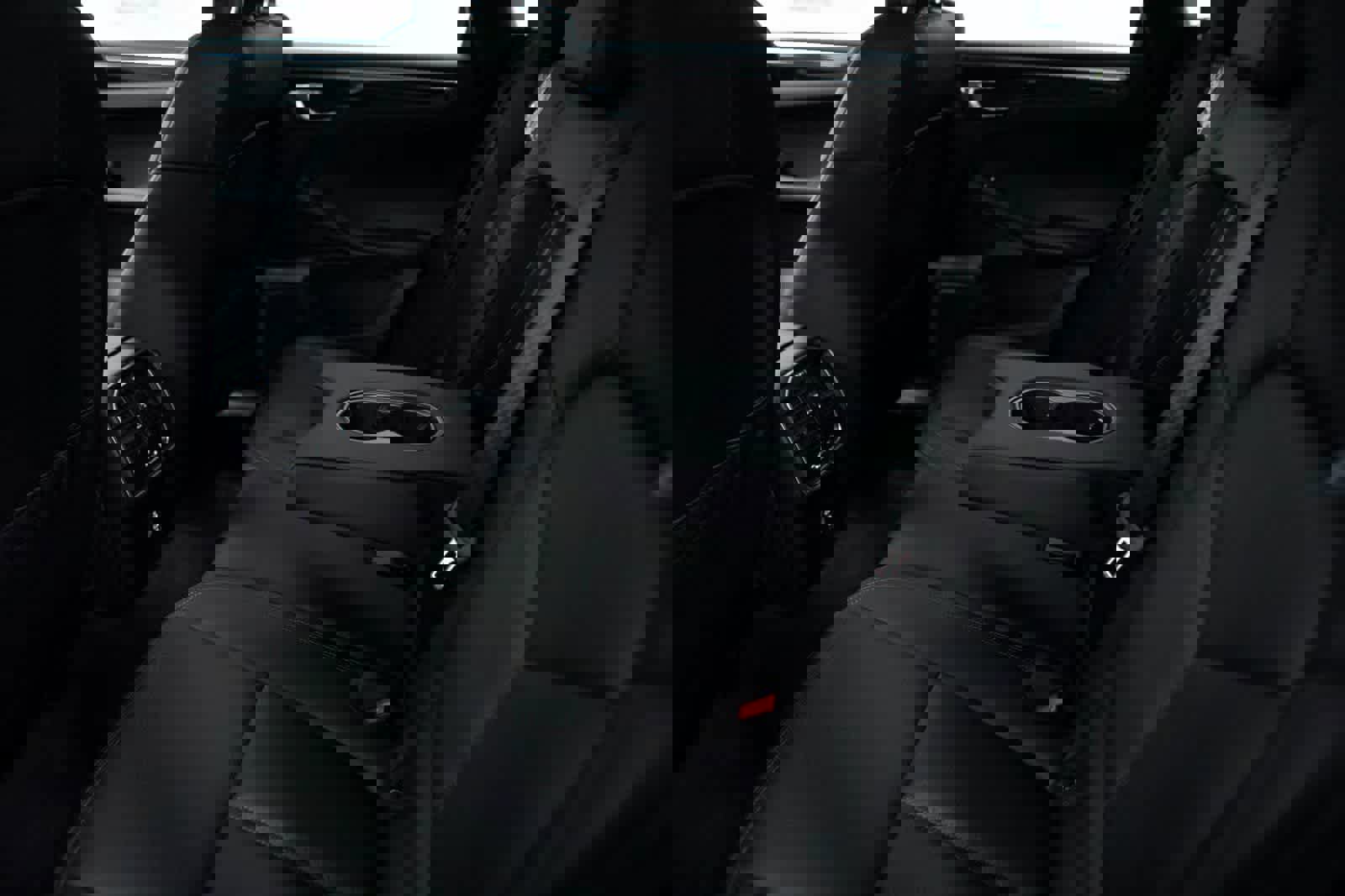 Certified 2025 Porsche Macan AWD/4WD image 28