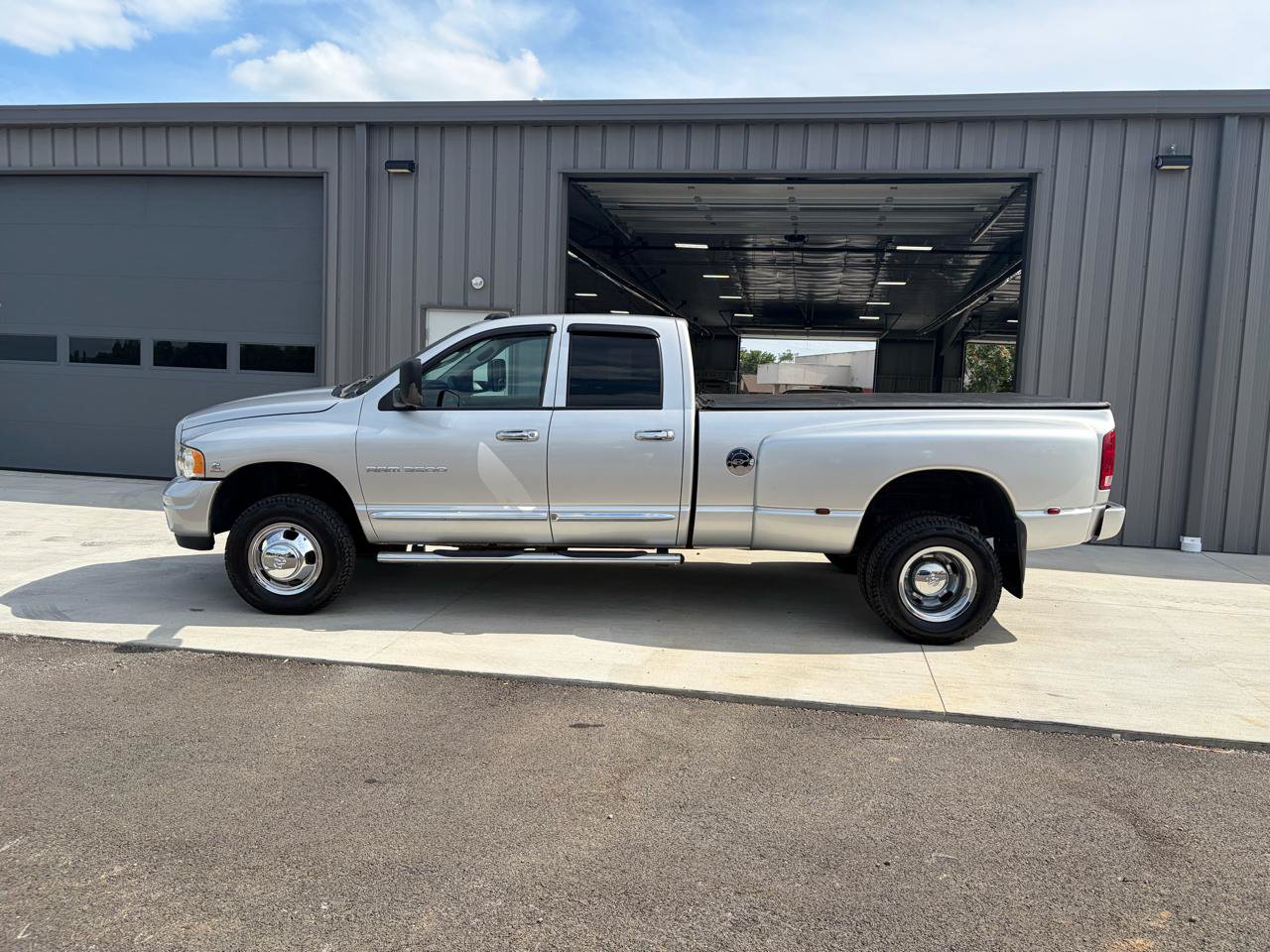 Used 2004 Dodge Ram 3500 Truck SLT w/ Sport Appearance Group AWD/4WD image 2