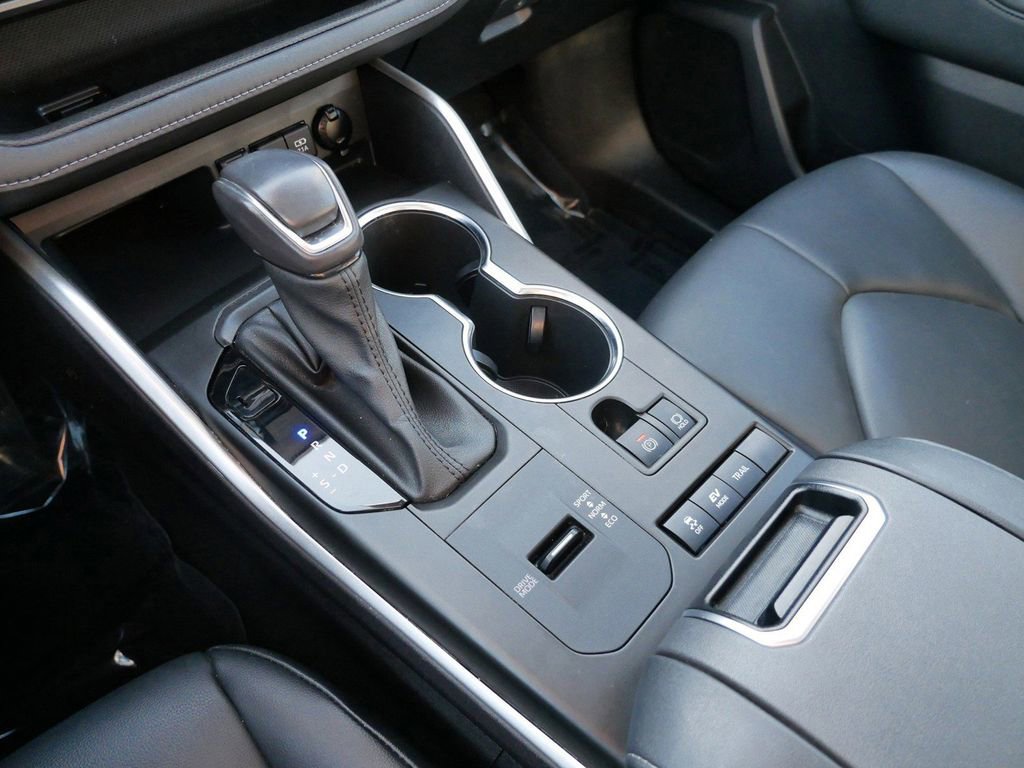 Used 2021 Toyota Highlander XLE image 24