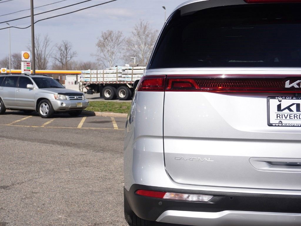 Used 2023 Kia Carnival LX image 16