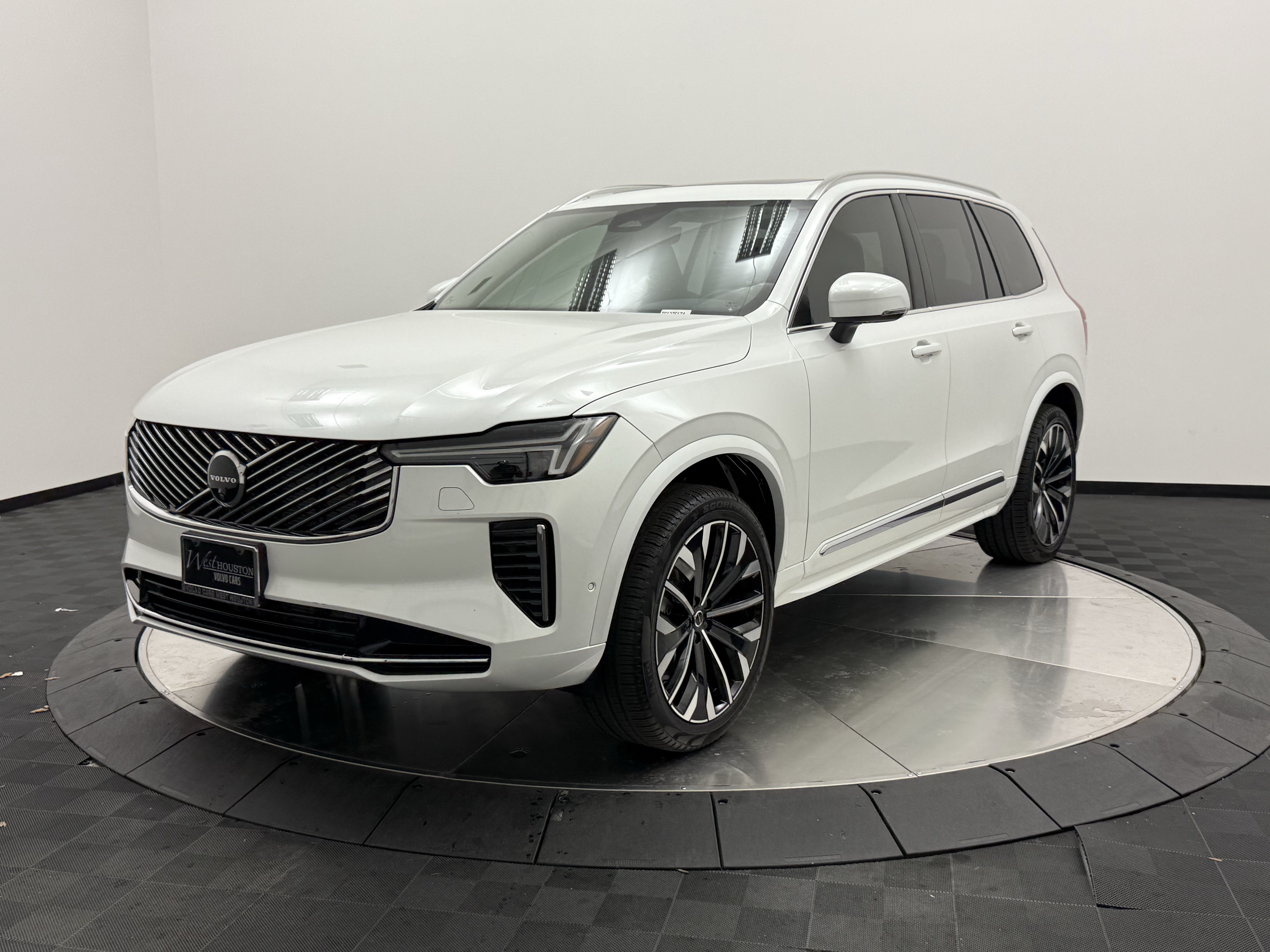 Certified 2025 Volvo XC90 B5 Plus w/ Protection Package Premier AWD/4WD image 4