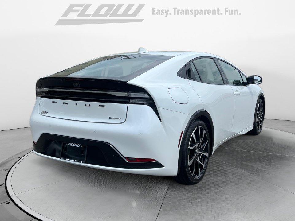 Used 2025 Toyota Prius Plug-In Hybrid FWD image 9