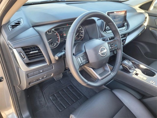 Used 2025 Nissan Rogue SV w/ SV Premium Package image 14