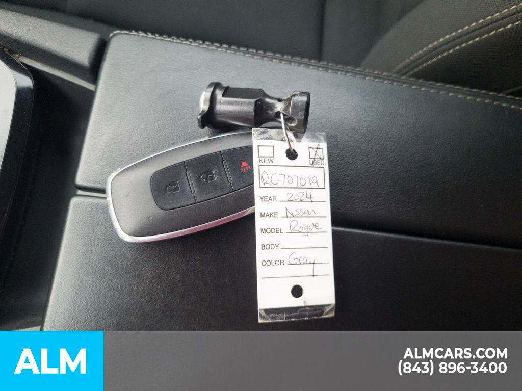 Used 2024 Nissan Rogue S image 37
