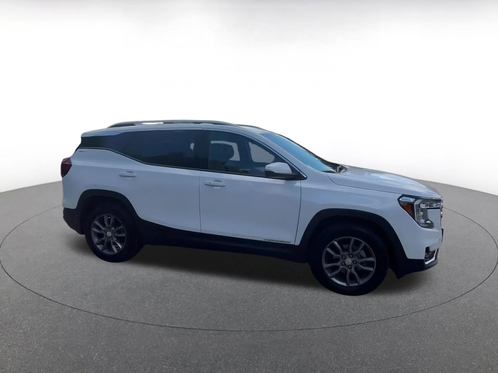 Used 2024 GMC Terrain SLT image 2