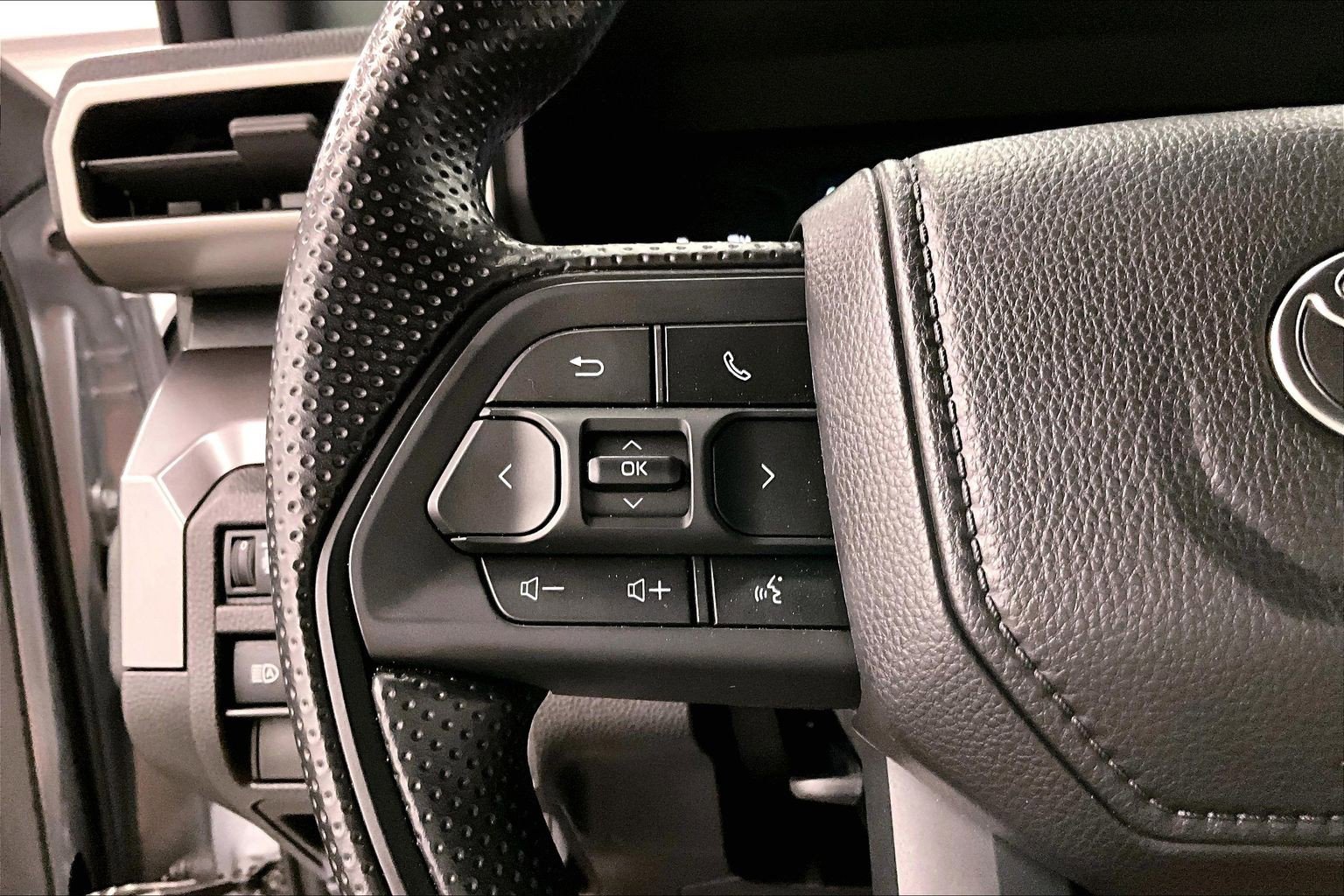 Used 2025 Toyota Tacoma SR5 AWD/4WD image 25