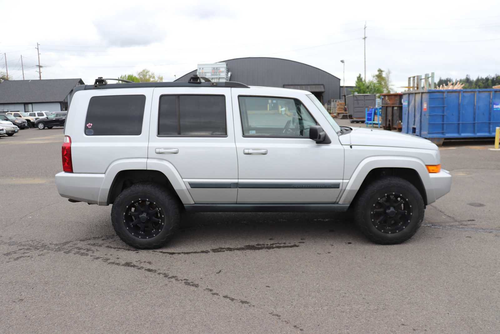 Used 2008 Jeep Commander Sport image 4