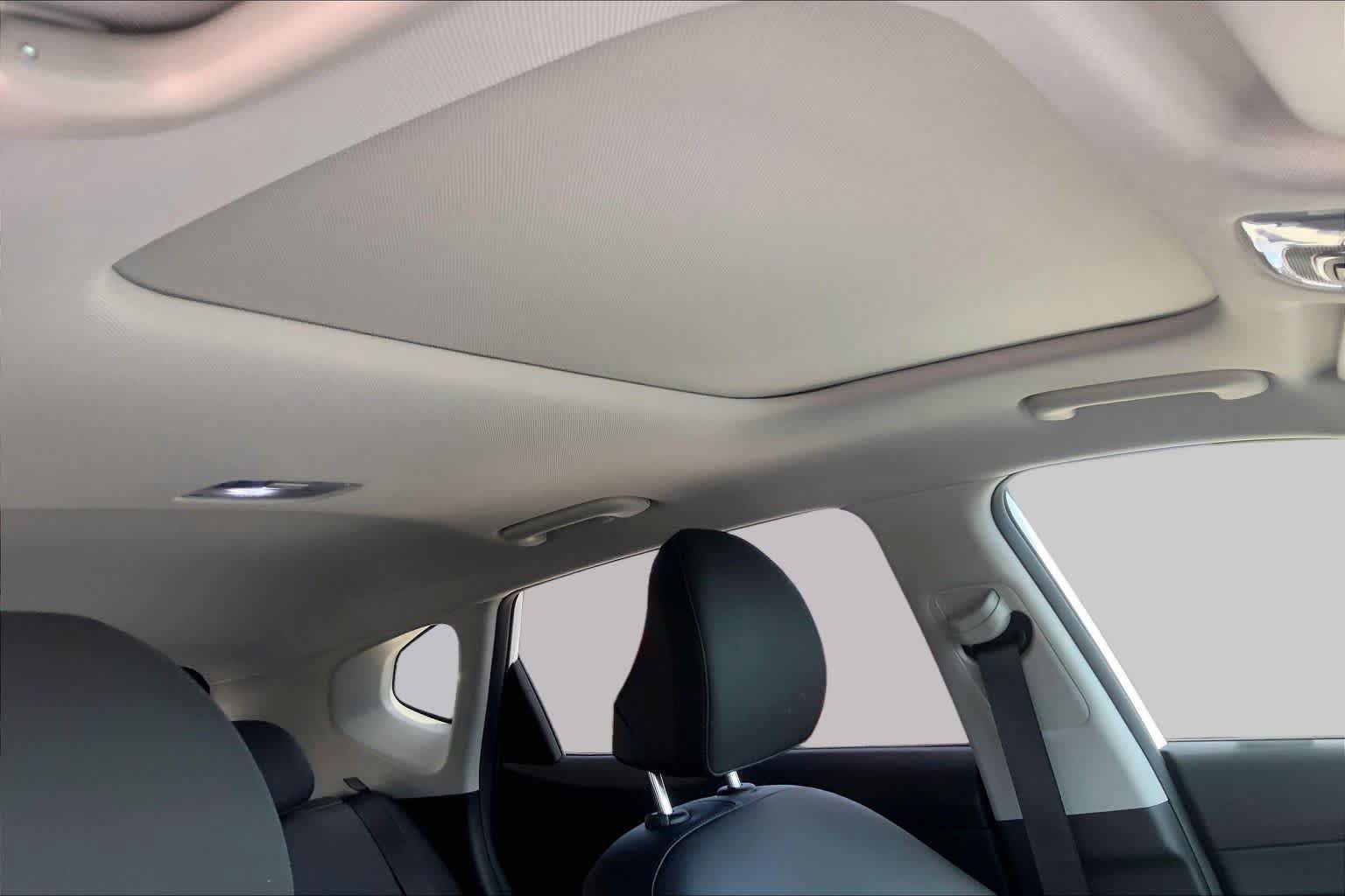 Used 2024 Hyundai Kona Limited FWD image 13