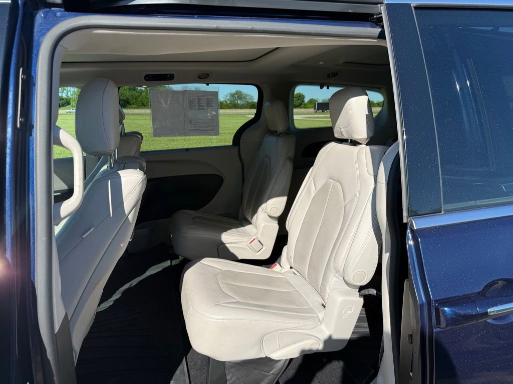 Used 2019 Chrysler Pacifica Touring-L Plus w/ Advanced Safetytec Group FWD image 13