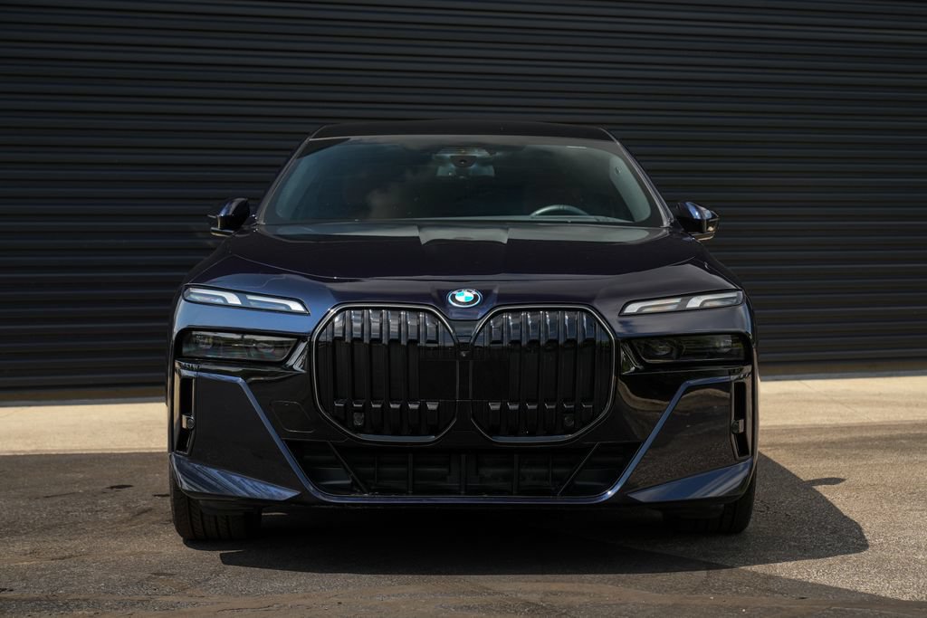 Used 2025 BMW i7 xDrive60 AWD/4WD image 6