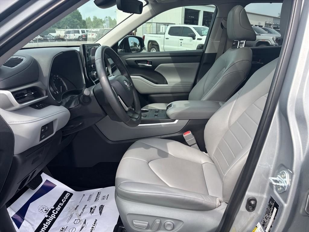Used 2024 Toyota Highlander XLE FWD image 12