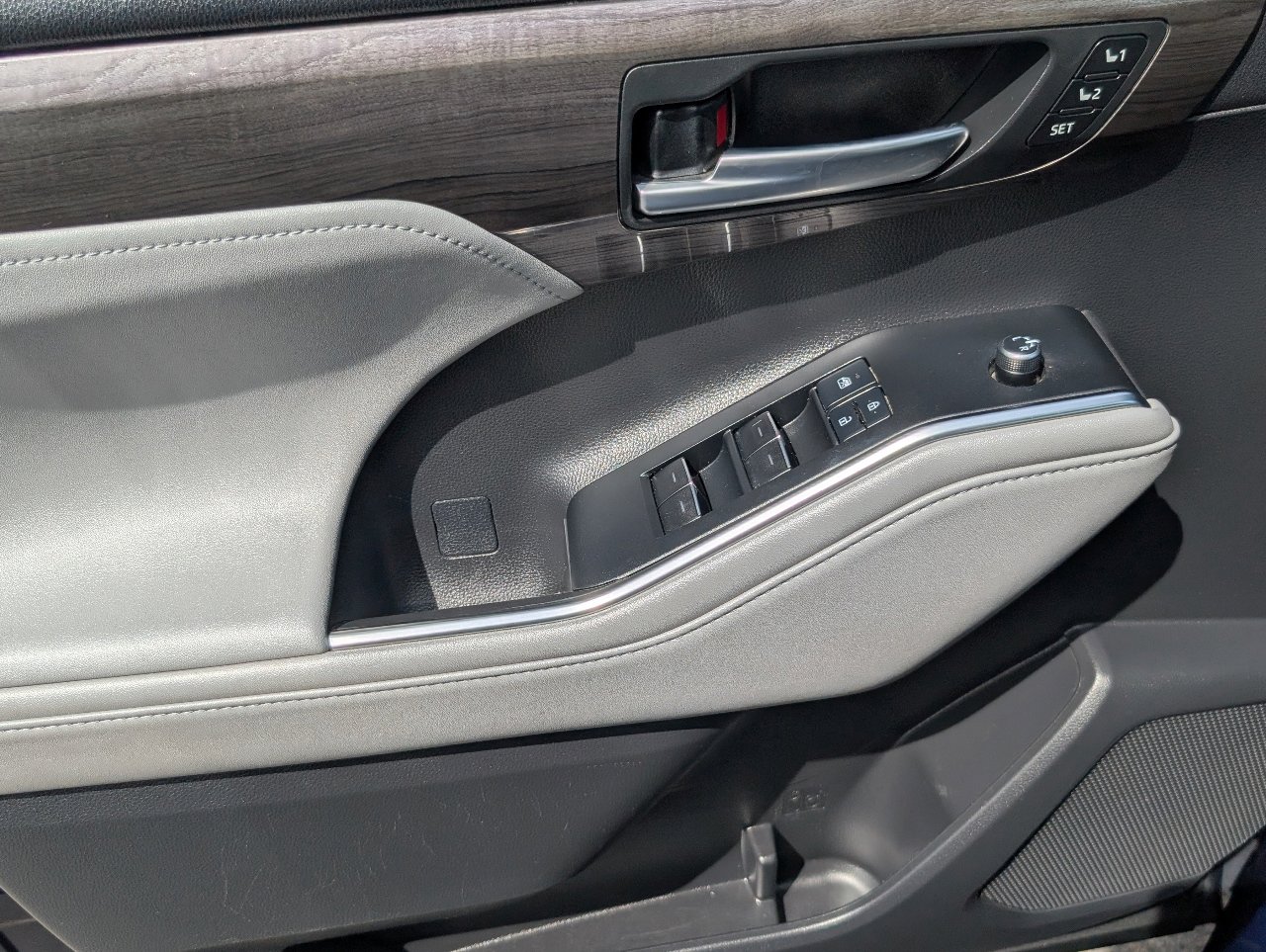 Used 2021 Toyota Highlander Platinum AWD/4WD image 16