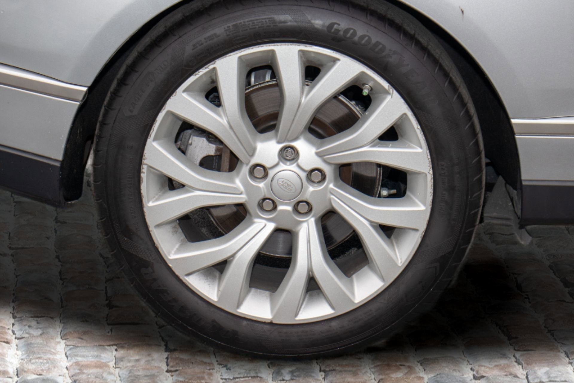 Used 2018 Land Rover Range Rover HSE image 40