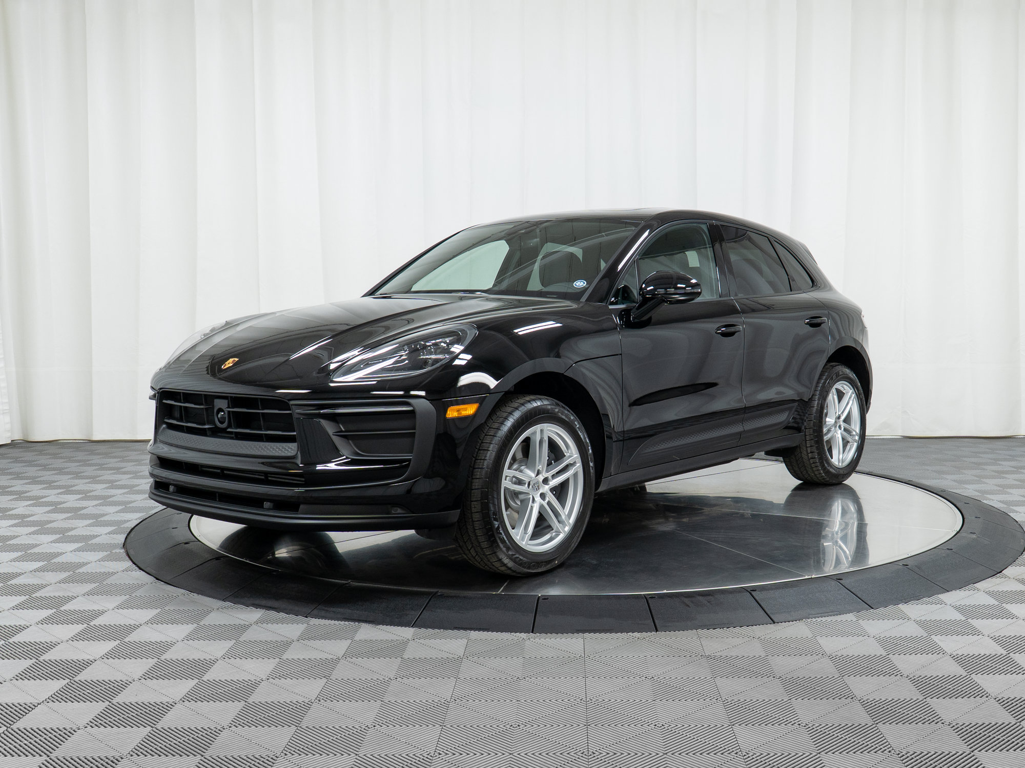 Certified 2025 Porsche Macan AWD/4WD image 1