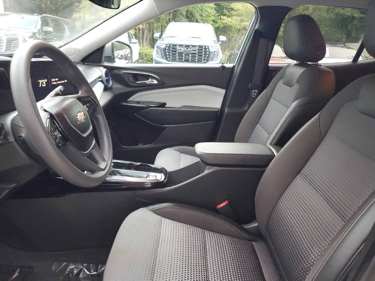Used 2025 Chevrolet Trax LT FWD image 18