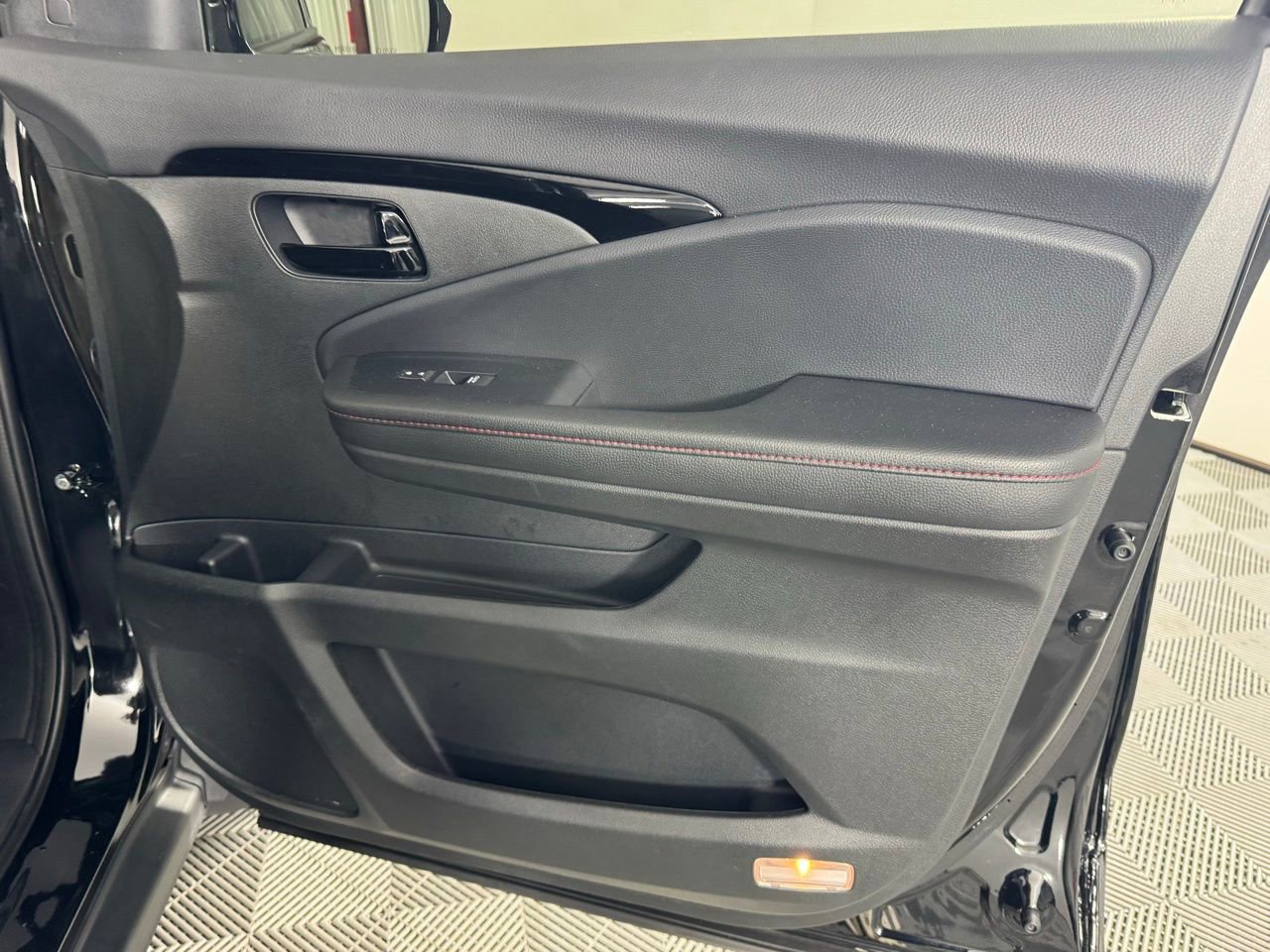 Used 2025 Honda Passport Black Edition image 33