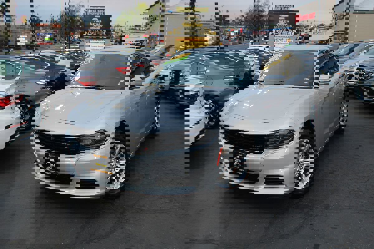 Used 2020 Dodge Charger SXT image 2