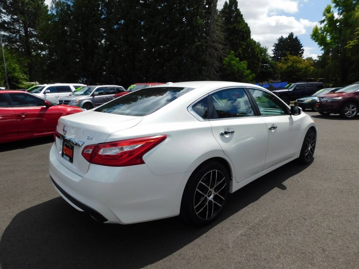 Used 2017 Nissan Altima 2.5 SV w/ Convenience Package FWD image 2