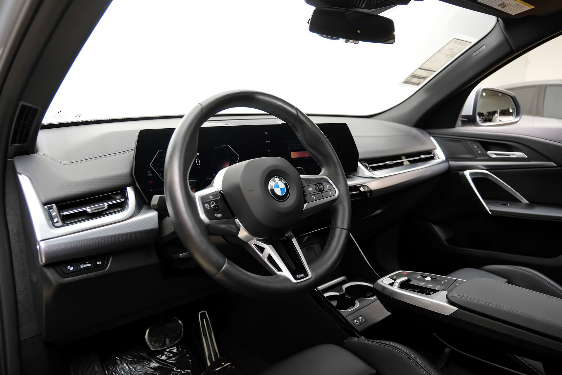 Used 2025 BMW X2 xDrive28i AWD/4WD image 3