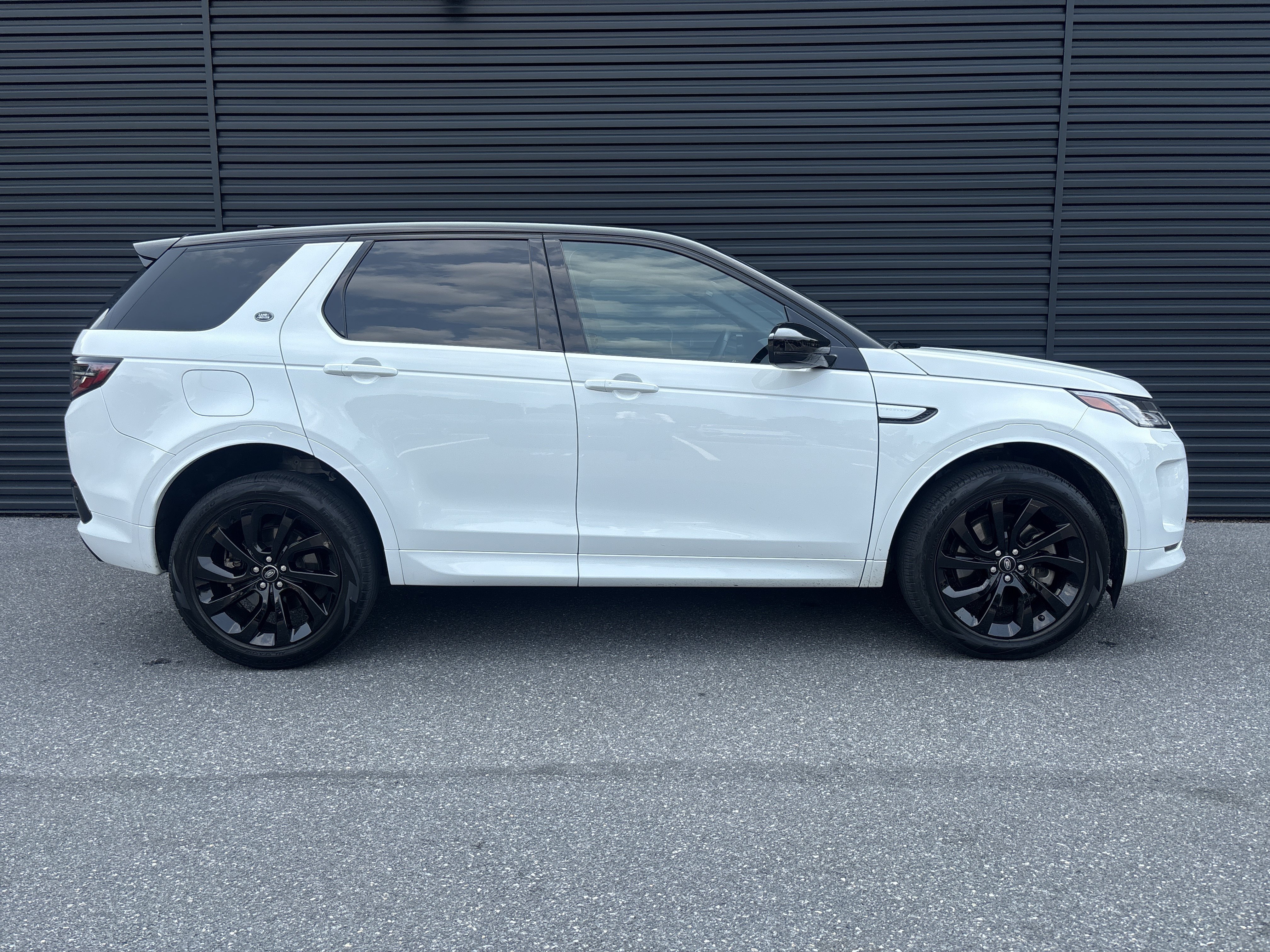 Used 2023 Land Rover Discovery Sport SE R-Dynamic AWD/4WD image 6