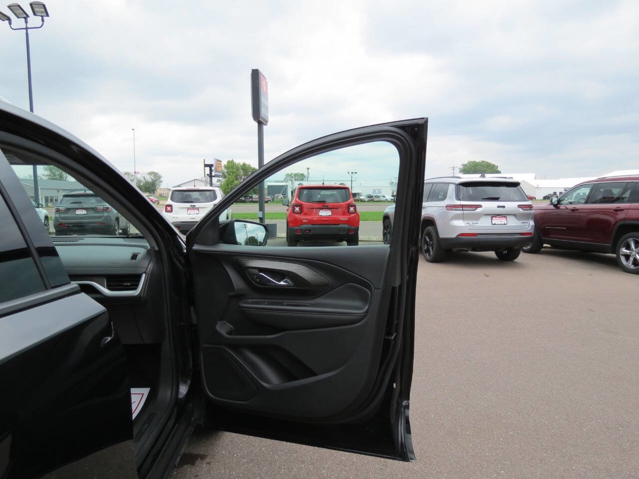 Used 2023 GMC Terrain SLT image 22