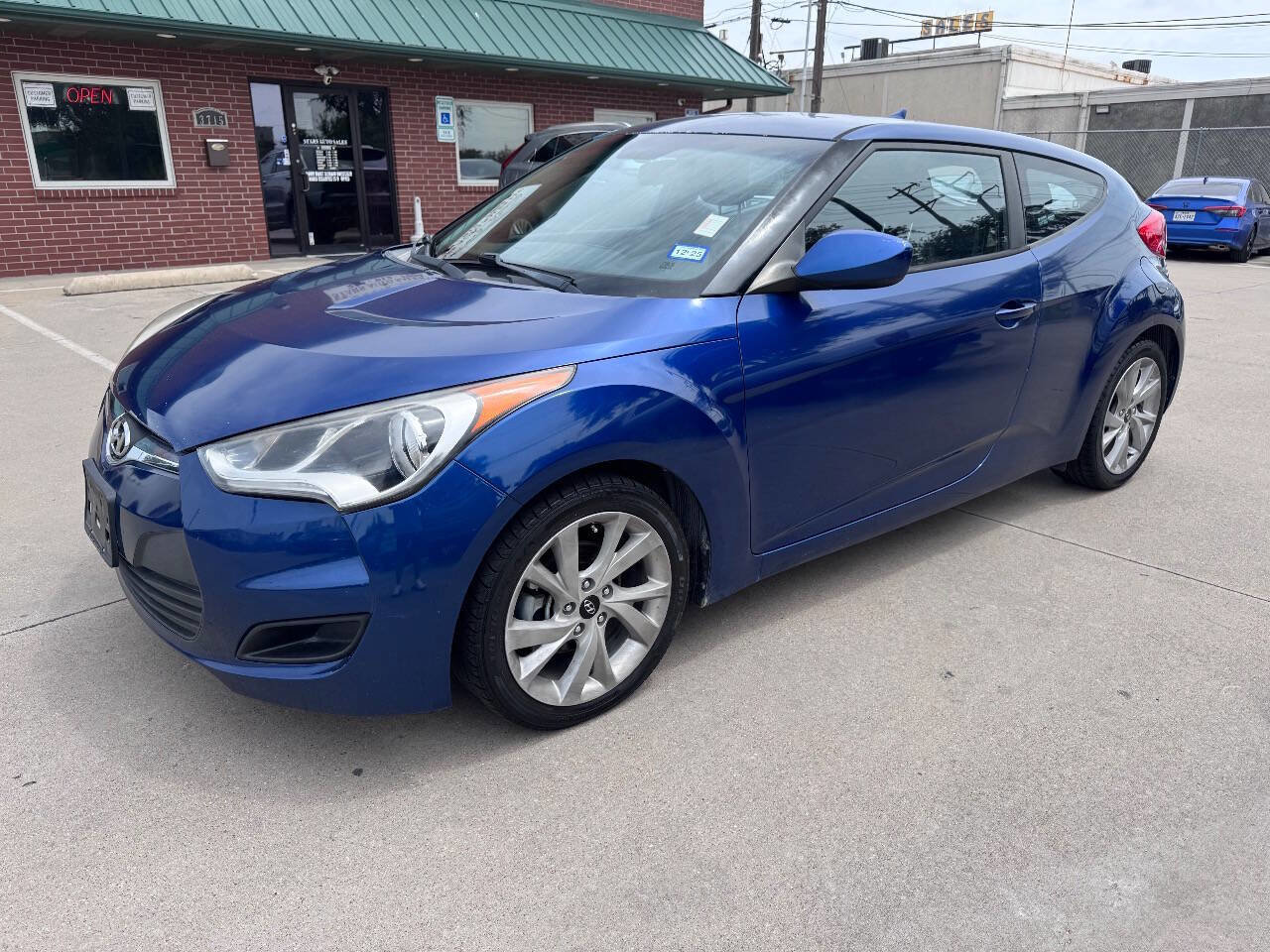 Used 2016 Hyundai Veloster FWD image 1