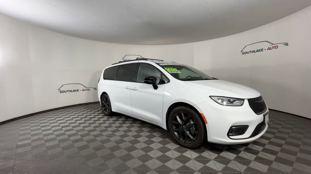 Used 2025 Chrysler Pacifica Limited FWD image 2