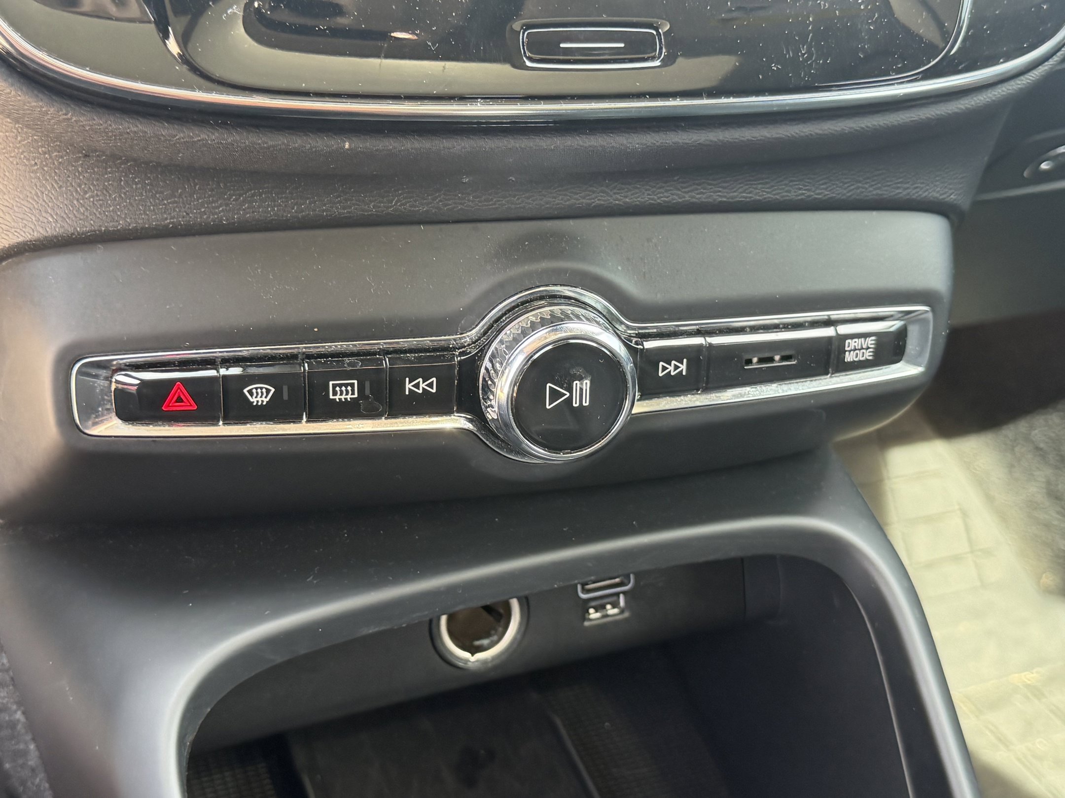 Used 2020 Volvo XC40 T5 Momentum w/ Protection Package Premier AWD/4WD image 21