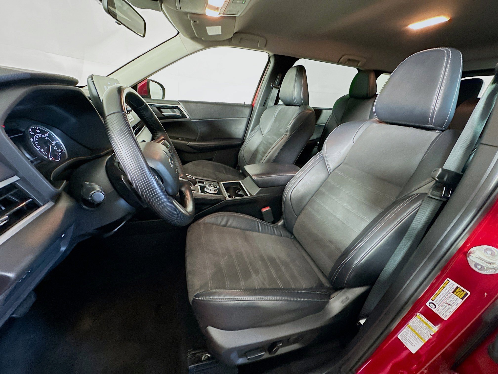 Used 2023 Mitsubishi Outlander SE image 13