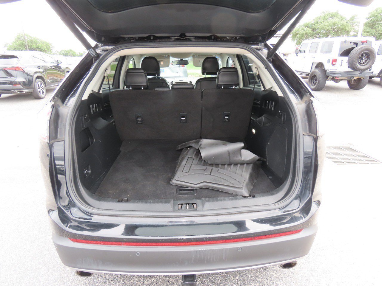 Used 2017 Ford Edge Titanium w/ Technology Package FWD image 14