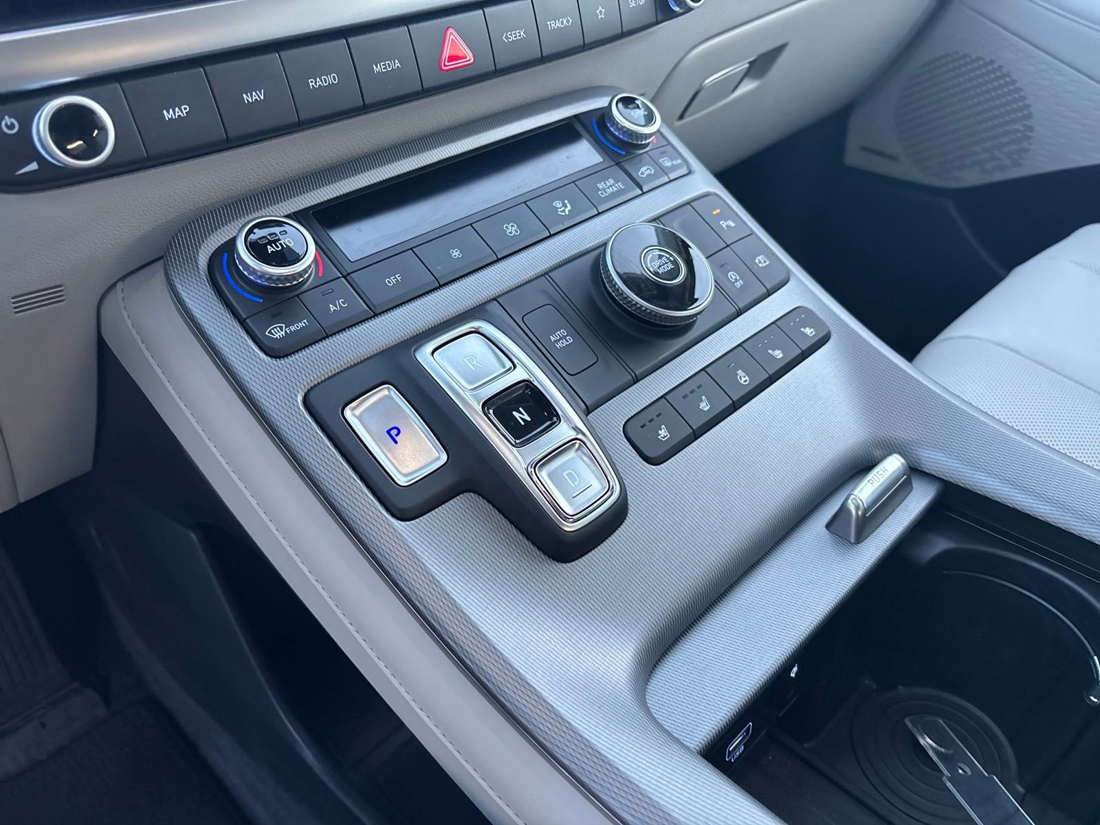 Used 2024 Hyundai Palisade Limited image 24