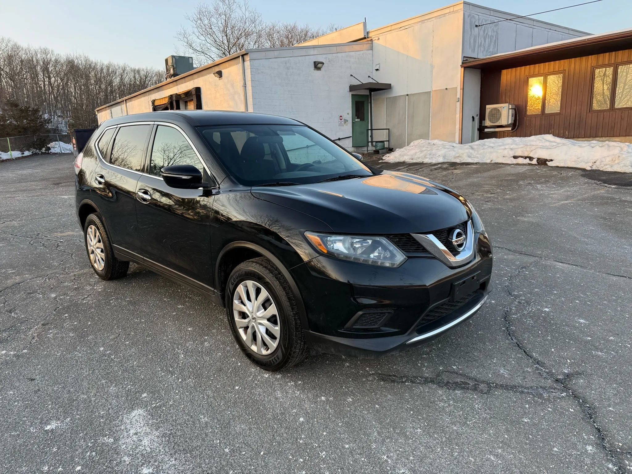 Used 2014 Nissan Rogue S image 2