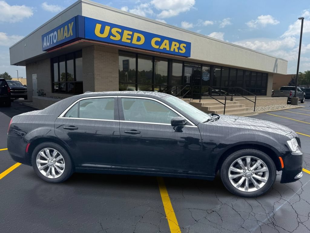 Used 2022 Chrysler 300 Touring AWD/4WD image 2